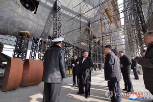 Nhà lãnh đạo Kim Jong-un thăm một xưởng đóng tàu lớn để kiểm tra tiến độ đóng tàu ngầm chạy bằng năng lượng hạt nhân.