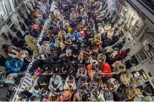 Lực lượng vũ trang Anh và Mỹ đang sơ tán thường dân đủ điều kiện khỏi Kabul, Afghanistan, ngày 21/8/2021.