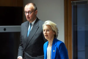 Chủ tịch EC Ursula von der Leyen (phải) và Thủ tướng Đức Friederich Merz.