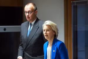 Chủ tịch EC Ursula von der Leyen (phải) và Thủ tướng Đức Friederich Merz.