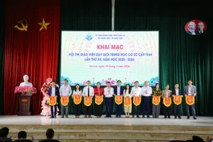 Lãnh đạo Sở GD&ĐT tỉnh Sơn La trao cờ lưu niệm cho các đơn vị tham gia hội thi.