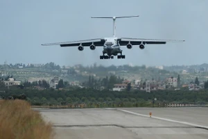 Máy bay Il-76 của Nga hạ cánh tại căn cứ không quân Hmeimim ở Syria.