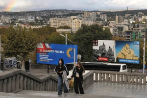 Mọi người đi ngang qua các biển quảng cáo của đảng Giấc mơ Georgia cầm quyền ở Tbilisi, Georgia, ngày 25/10/2024.