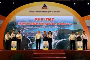 Các đại biểu nhấn nút khai mạc hội chợ.