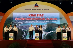 Các đại biểu nhấn nút khai mạc hội chợ.