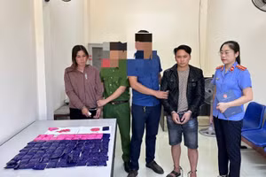 Cặp vợ chồng mua bán trái phép chất ma túy tại cơ quan Công an.