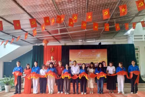 Các đại biểu cắt băng khánh thành sân chơi âm nhạc.