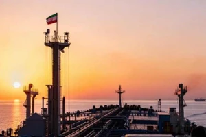 Mỹ tạm thời cho phép bán dầu Iran để ổn định thị trường toàn cầu.
