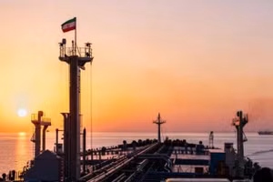 Mỹ tạm thời cho phép bán dầu Iran để ổn định thị trường toàn cầu.