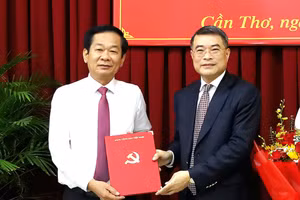 Ông Lê Minh Hưng, Trưởng Ban Tổ chức Trung ương trao quyết định điều động, chỉ định ông Đỗ Thanh Bình làm Bí thư Thành ủy Cần Thơ. (Ảnh: T.P)