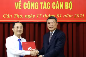 Trưởng Ban Tổ chức Trung ương Lê Minh Hưng trao quyết định của Bộ Chính trị cho ông Nguyễn Văn Hiếu. (Ảnh: T.P)