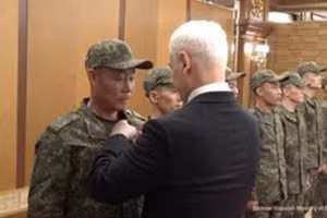 Bộ trưởng Quốc phòng Nga Andrey Belousov trao tặng Huân chương Dũng cảm cho binh sĩ Triều Tiên, ngày 26/4/2026.