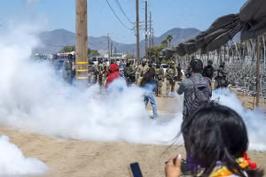 Người biểu tình đụng độ với đặc vụ tại trang trại cần sa lớn nhất thế giới ở California, ngày 10/7/2025.