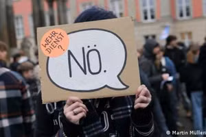 Thanh niên Đức biểu tình rầm rộ phản đối khôi phục chế độ nghĩa vụ quân sự của chính phủ, ngày 4/12/2025.