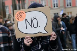 Thanh niên Đức biểu tình rầm rộ phản đối khôi phục chế độ nghĩa vụ quân sự của chính phủ, ngày 4/12/2025.