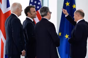 Thủ tướng Đức Olaf Scholz (phải), Tổng thống Mỹ Joe Biden (trái), Tổng thống Pháp Emmanuel Macron (thứ 2 từ trái sang) và Thủ tướng Anh Keir Starmer.
