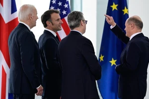 Thủ tướng Đức Olaf Scholz (phải), Tổng thống Mỹ Joe Biden (trái), Tổng thống Pháp Emmanuel Macron (thứ 2 từ trái sang) và Thủ tướng Anh Keir Starmer.