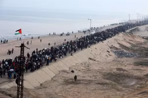 Dòng người Palestine đang ồ ạt trở về Gaza, ngày 10/10/2025.