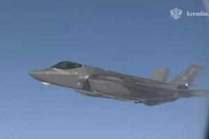 Chiến đấu cơ F-22 Mỹ hộ tống máy bay chở Tổng thống Putin qua eo biển Bering.