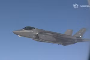 Chiến đấu cơ F-22 Mỹ hộ tống máy bay chở Tổng thống Putin qua eo biển Bering.