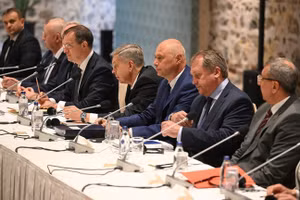 Trưởng phái đoàn Nga, Vladimir Medinsky (thứ tư từ trái sang), tham dự cuộc hội đàm Moscow-Kiev ở Istanbul, Thổ Nhĩ Kỳ, ngày 16/5/2025.