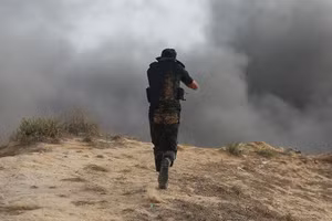 Một tay súng thuộc Lữ đoàn al-Qassam, cánh quân sự của Hamas.