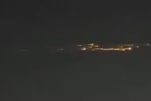 Mưa mảnh vỡ cháy rực trên bầu trời Kazakhstan, đêm ngày 5/6/2025.