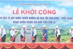 Các đại biểu thực hiện nghi thức khởi công dự án cao tốc Hoà Bình - Mộc Châu.