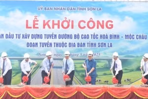 Các đại biểu thực hiện nghi thức khởi công dự án cao tốc Hoà Bình - Mộc Châu.