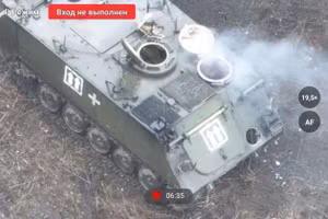 Chiếc APC M113 được phát hiện có hai mũi tên dọc trong một hình vuông.