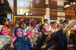 Những người ủng hộ BNP ăn mừng sau chiến thắng bầu cử tại Dhaka.