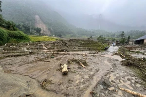 Cảnh tan hoang sau mưa lũ ở thị xã Sa Pa.