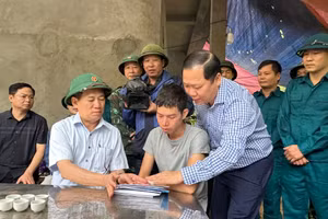 Phó Thủ tướng Chính phủ Hồ Đức Phớc hỗ trợ gia đình nạn nhân tử vong.