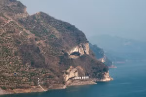 Ngọn núi có hình dạng giống chú cún con đang ngủ ở tỉnh Hồ Bắc, Trung Quốc, đang thu hút lượng lớn khách du lịch đến chiêm ngưỡng.