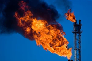 Trạm xăng Ras Laffan của Qatar bốc cháy sau cuộc tấn công bằng UAV của Iran, ngày 28/2/2026.