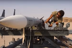 Tên lửa không đối không tầm trung tiên tiến (AMRAAM) của Mỹ.