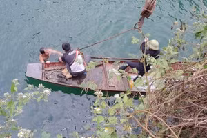 Người dân đi đánh bắt cá phát hiện ô tô bị chìm dưới lòng hồ thủy điện.