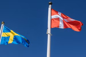 Cờ Thụy Điển và Đan Mạch.