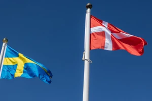 Cờ Thụy Điển và Đan Mạch.