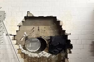 Một lỗ thủng trên tường của chi nhánh ngân hàng tiết kiệm tại khu Buer ở Gelsenkirchen, Đức, ngày 29/12/2025.