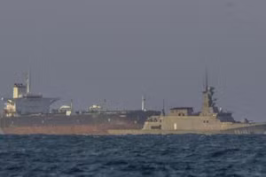 Giá dầu tăng mạnh sau khi Tổng thống Mỹ lệnh phong tỏa toàn diện và triệt để các tàu chở dầu bị trừng phạt ra vào Venezuela, ngày 16/12/2025.