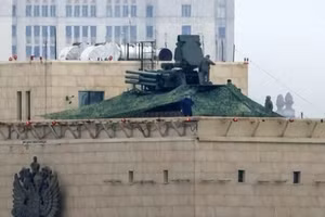 Hệ thống tên lửa và pháo phòng không Pantsir-S1 trên nóc tòa nhà Bộ Quốc phòng Nga ở Moscow.