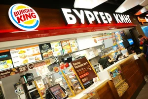 Một nhà hàng cà phê Burger King tại khu ẩm thực của một trung tâm mua sắm ở Moscow, Nga.