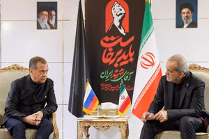 Phó Chủ tịch Hội đồng An ninh Nga Dmitry Medvedev (trái) và Tổng thống Iran Masoud Pezeshkian.