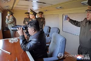 Đích thân nhà lãnh đạo Triều Tiên Kim Jong-un giám sát cuộc tập trận quân sự mô phỏng một cuộc phản công hạt nhân hôm 8/5/2025.