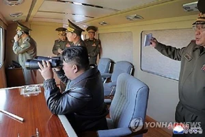 Đích thân nhà lãnh đạo Triều Tiên Kim Jong-un giám sát cuộc tập trận quân sự mô phỏng một cuộc phản công hạt nhân hôm 8/5/2025.