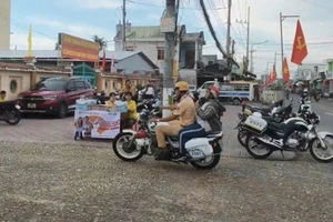 Lực lượng cảnh sát giao thông đã nhanh chóng hỗ trợ, đưa các em học sinh đến điểm thi kịp giờ. Ảnh: MH.
