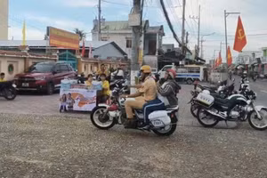 Lực lượng cảnh sát giao thông đã nhanh chóng hỗ trợ, đưa các em học sinh đến điểm thi kịp giờ. Ảnh: MH.