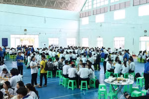 Thí sinh tại điểm thi Trường THPT Thốt Nốt (quận Thốt Nốt, TP Cần Thơ) ăn cơm trưa. Ảnh T.P.