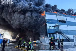 Khói đen bốc cao tại một nhà kho chứa thiết bị sửa chữa các loại xe lưỡng dụng của Ukraine sau cuộc tấn công của Nga, ngày 22/3/2026. 